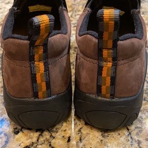 Boys size 5 Merrell Euc